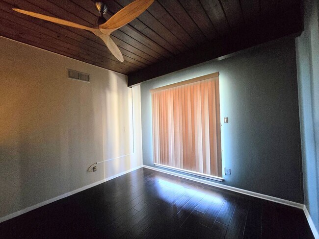 Building Photo - 3103 Eisenhauer Rd