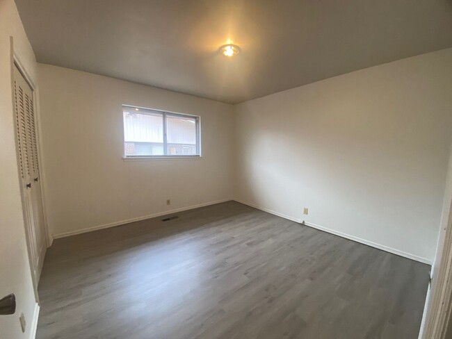 Building Photo - Spacious with great location and neighborh...