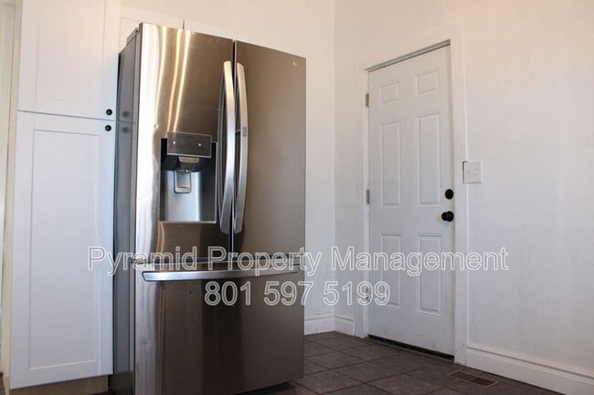 Building Photo - 489 E Center St