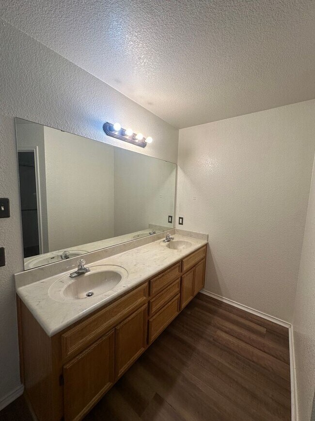 Building Photo - 3 bedrooms PLUS Bonus Room