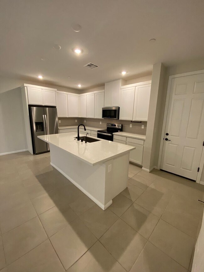 Building Photo - AMERICANA Property Mgmt - 3beds - 2 1/2baths Newly Townhouse in Henderson.