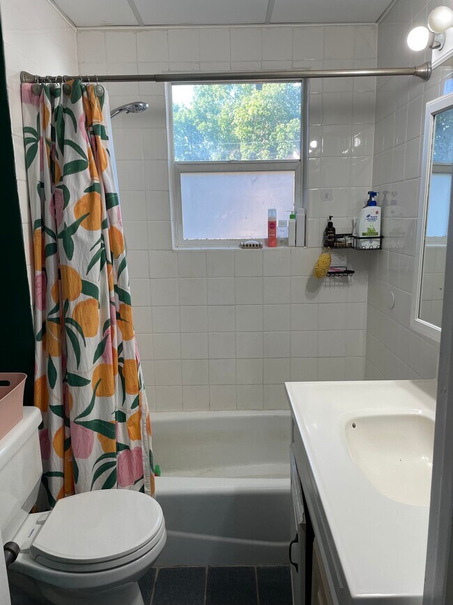 Building Photo - 3124 W Fairview Ave