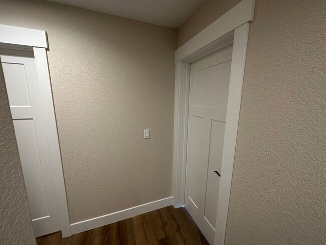 Building Photo - 616