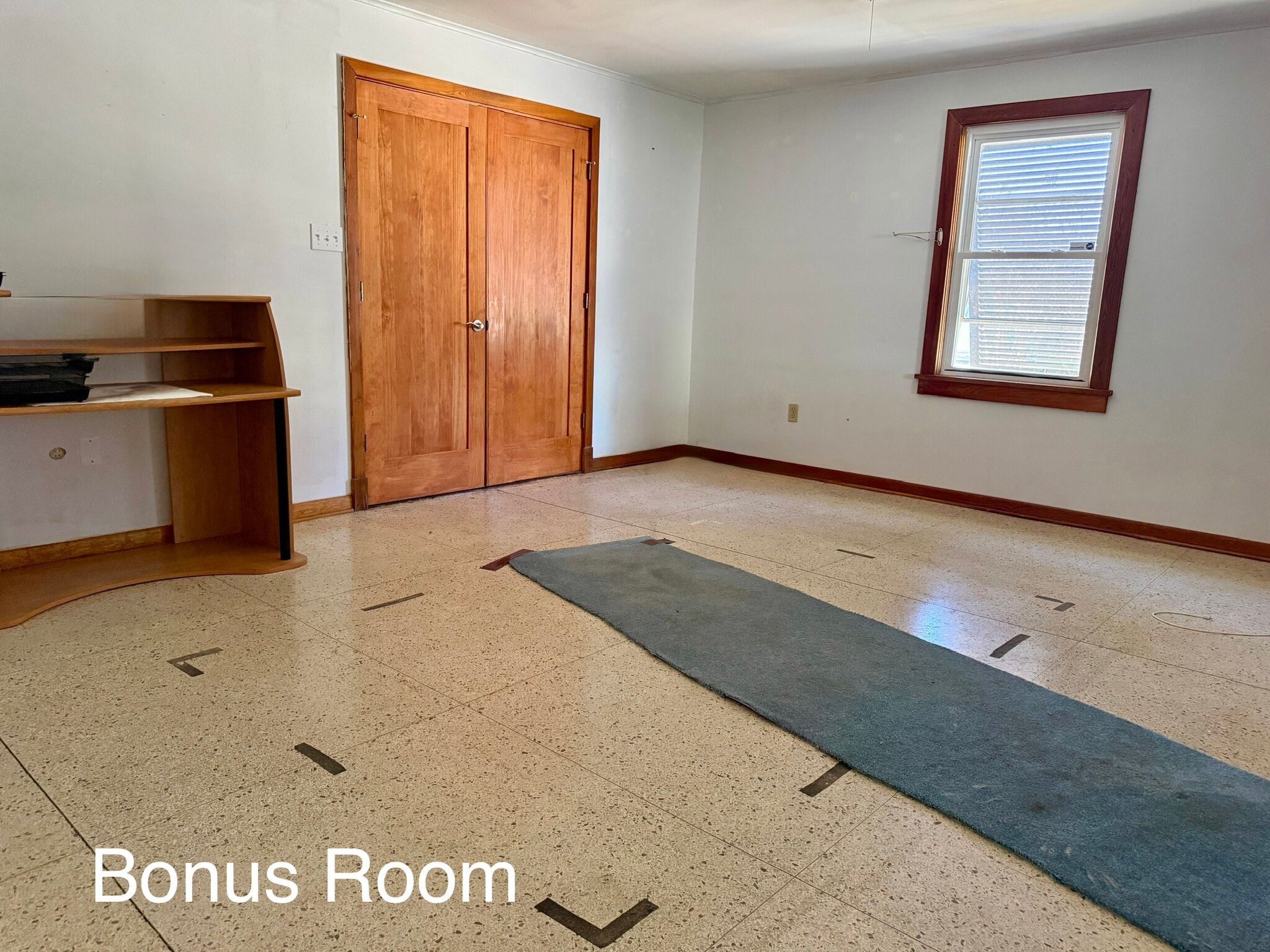 Large bonus room great for office/studio/playroom/craft room - 3311 River Rd