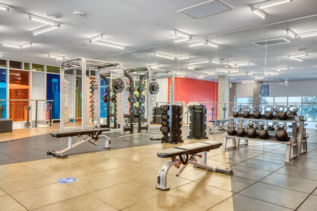 Building Photo - 200 S Los Angeles St