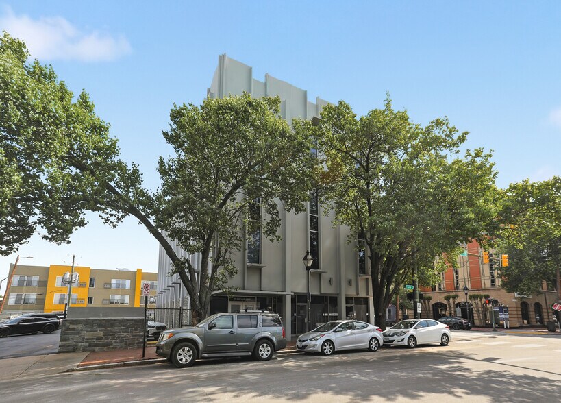 Building Photo - 112 E Clay St