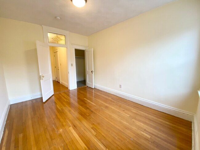 Building Photo - 111 Queensberry St