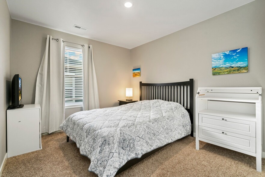 Building Photo - 1808 Hydrangea Dr