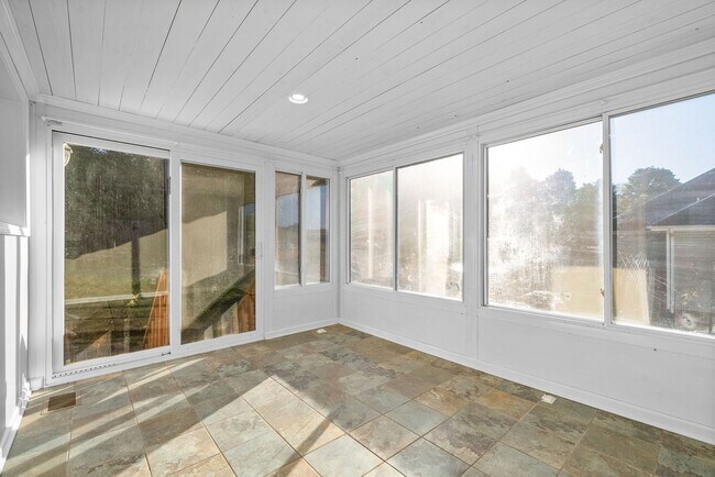 Building Photo - Pet Friendly Three Bedroom with Bonus!