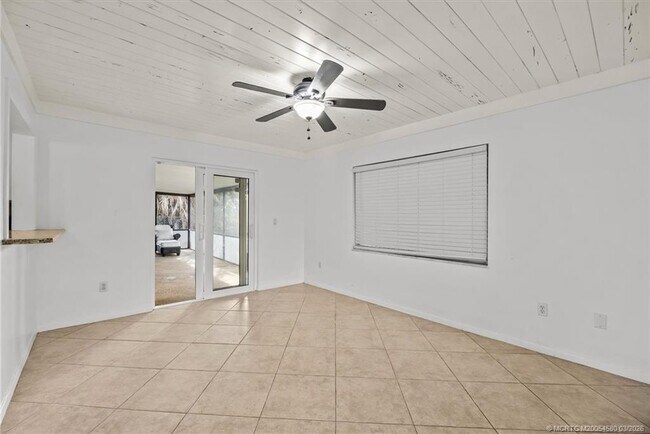 Building Photo - 1250 SE Petunia Ave