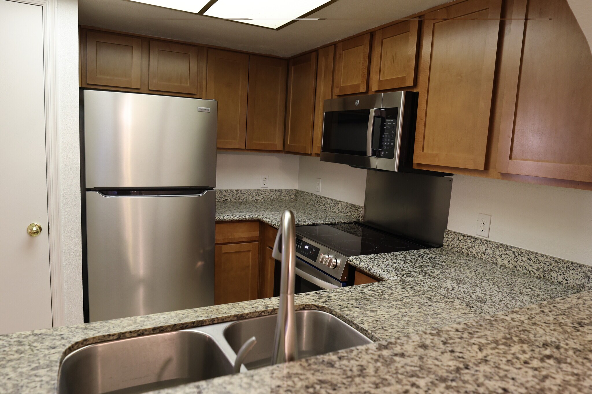 Building Photo - 700 W 14th St