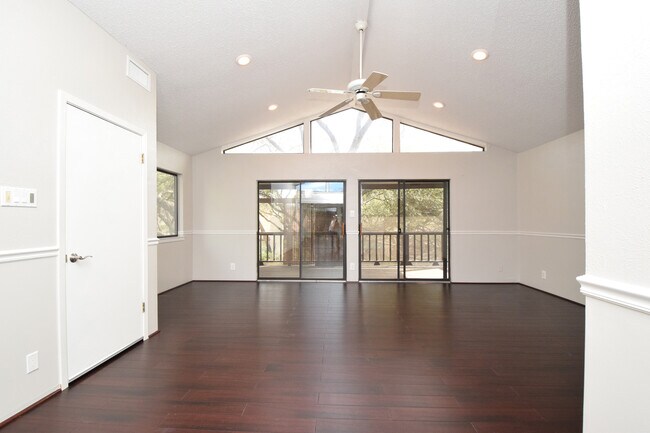 Building Photo - 4/3 w/ Fenced yard & enclosed patio!