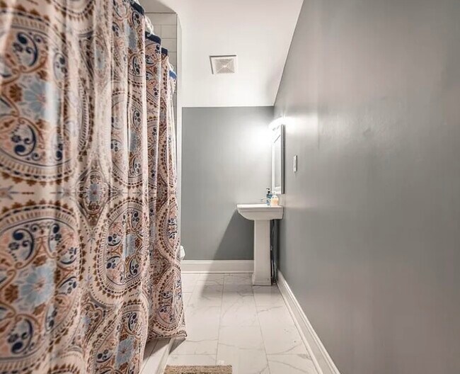 Building Photo - 4260 Villa Ave