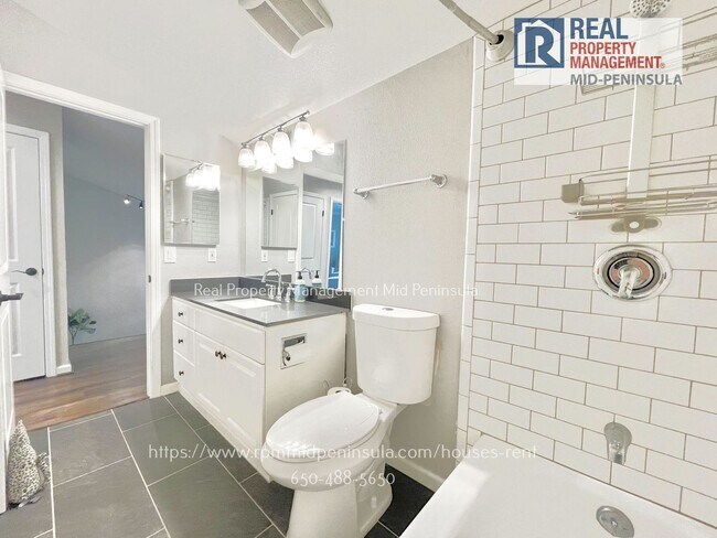 Building Photo - Stunning 2 Bedroom 1.5 Bathroom Waterfront Townhome in Foster City