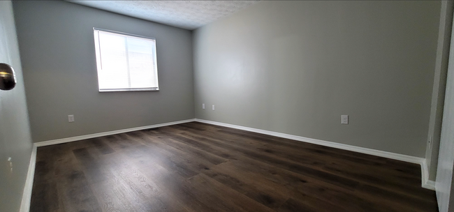 Building Photo - Beautiful 2 bedroom 1.5 bath Condo with at...