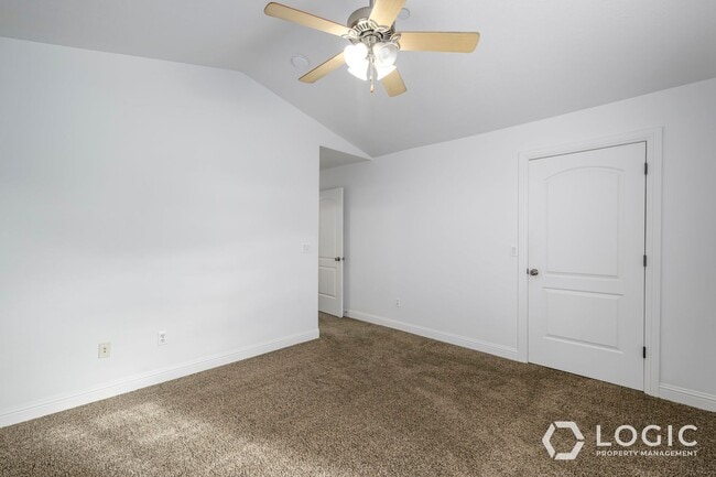 Building Photo - Stunning Top Floor Condo in Great Location!