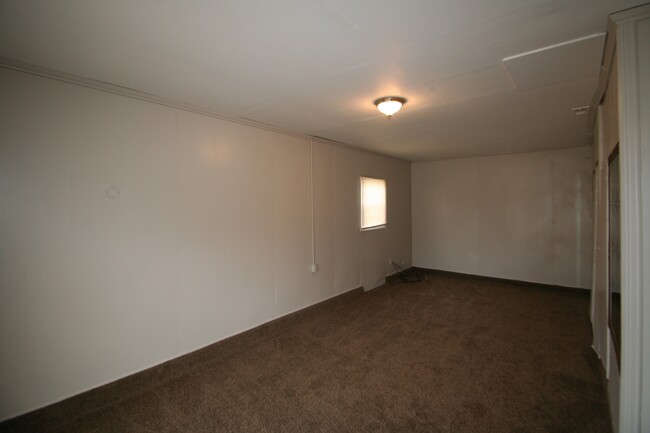 Building Photo - 4 bed- 1 bath!!