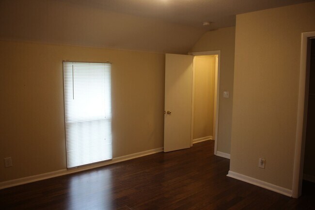 Building Photo - 408 E Park St