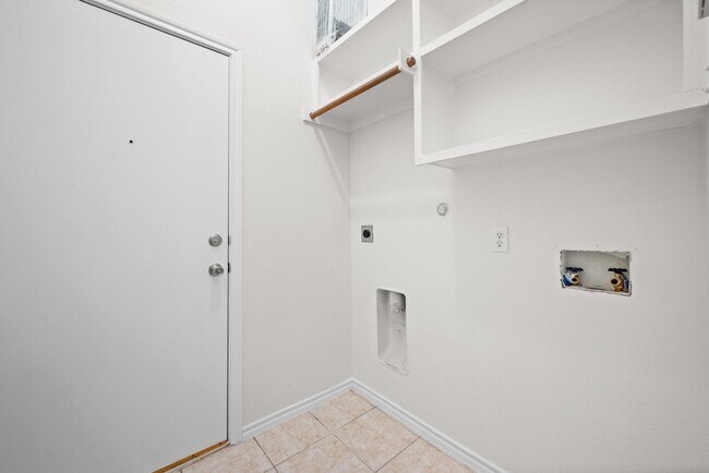 Building Photo - 9880 Wyndbrook Dr