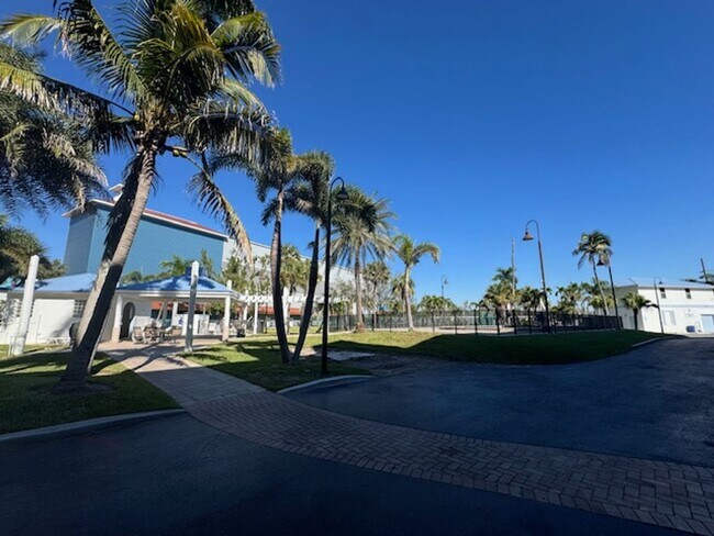 Building Photo - 2 bedroom 2 bathroom Seasonal in Punta Rassa