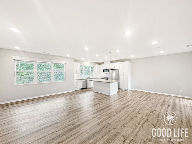 Building Photo - Beautiful 3B/3BA w/ 2 Car Garage, Washer/Dryer and Private Patio!