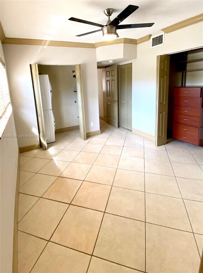 Building Photo - 744 NE 14th Ave