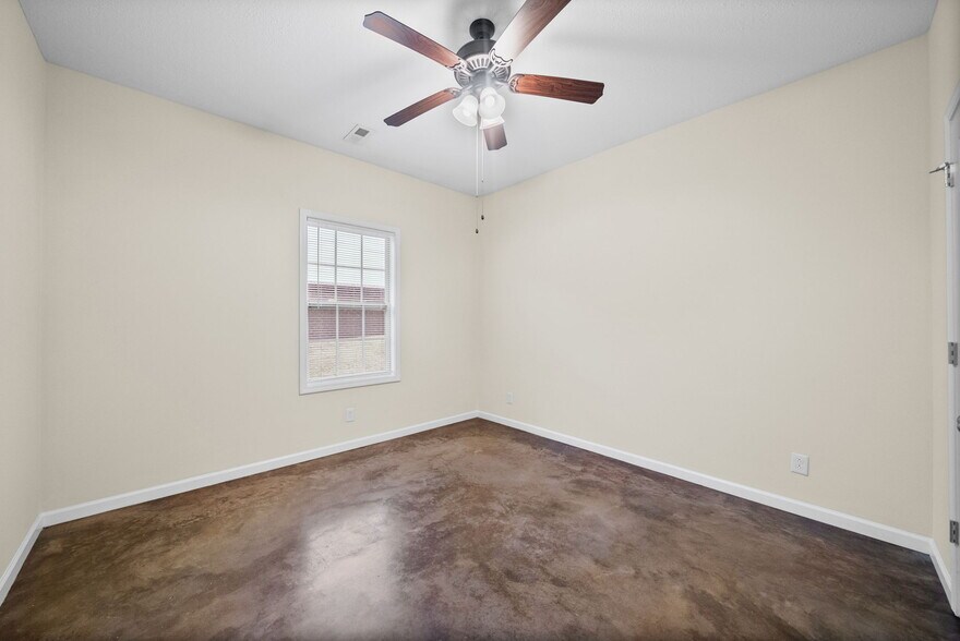 Building Photo - 109 Holland Dr