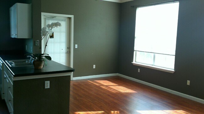 Building Photo - Beautiful 1/1 corner unit with upgraded wood floors a large balcony with an Orange Avenue view.