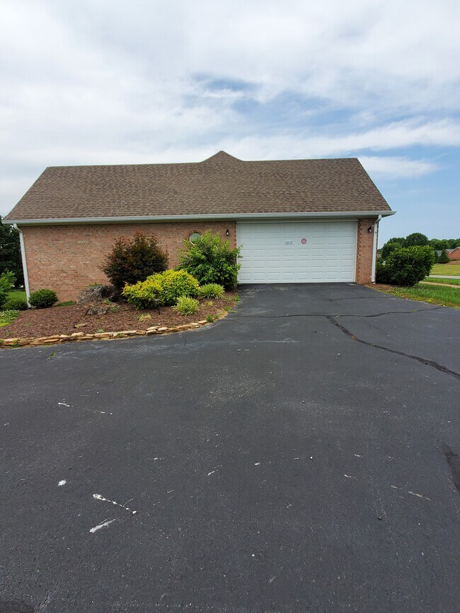 Building Photo - 178 Meadowbrook Cir