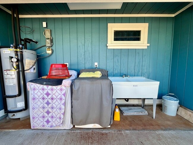 Building Photo - Brand New 1 Bed, 1 Bath Back House in Kaimuki w/ 1 Parking