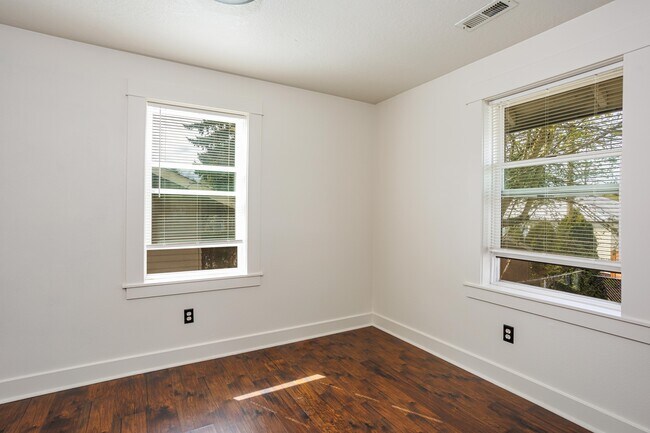 Building Photo - 4313 N Kerby Ave