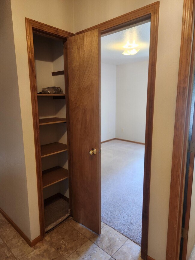 Building Photo - 611 NE Tracker Ct