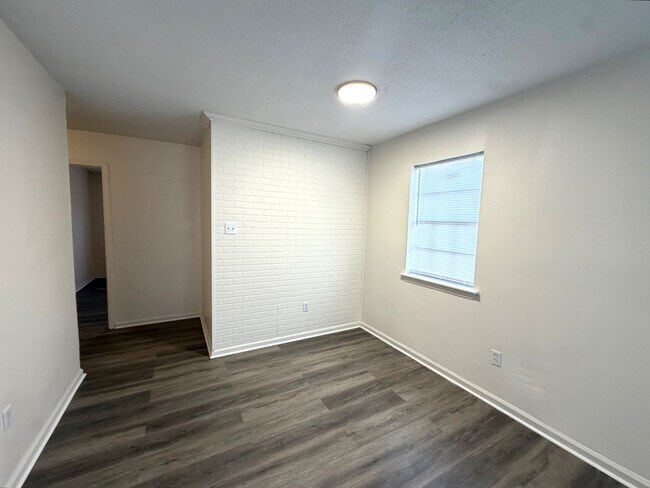 Building Photo - 104 Sweetbriar St