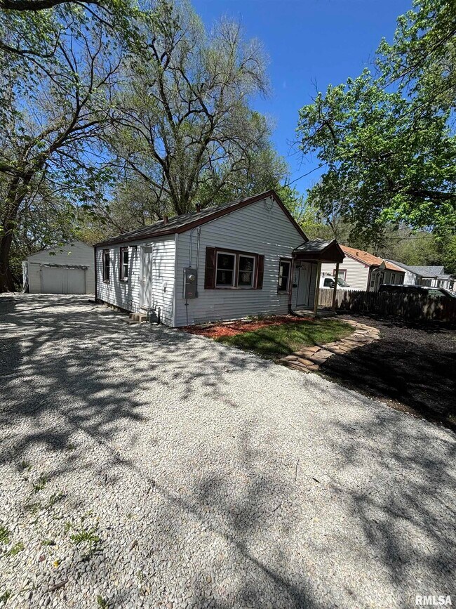 Building Photo - 1703 N Valley Ave