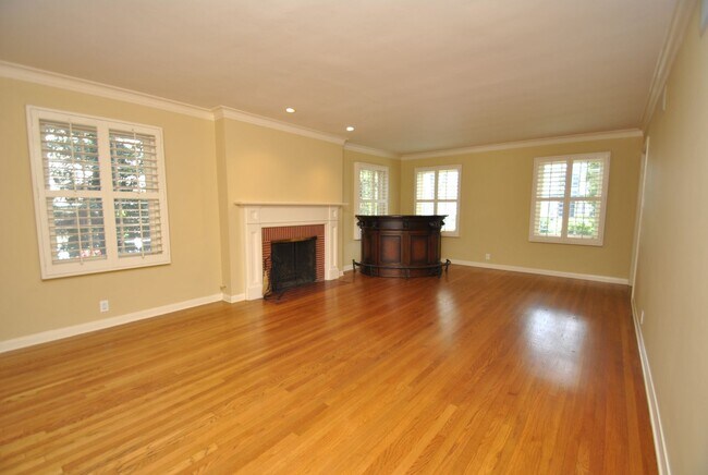 Building Photo - Stunning Colonial Revival in Bixby Knolls