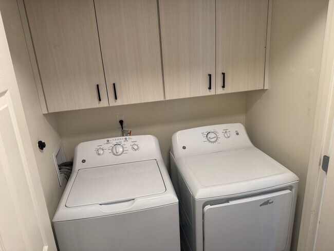 Building Photo - Bres01