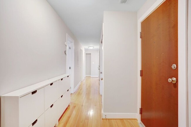 Building Photo - Sunny 3-Bedroom Corner Unit in Eckington/B...