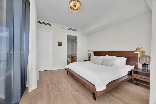 Building Photo - 2831 S Bayshore Dr