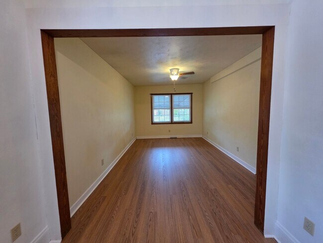Building Photo - Charming brick ranch in Ellsworth