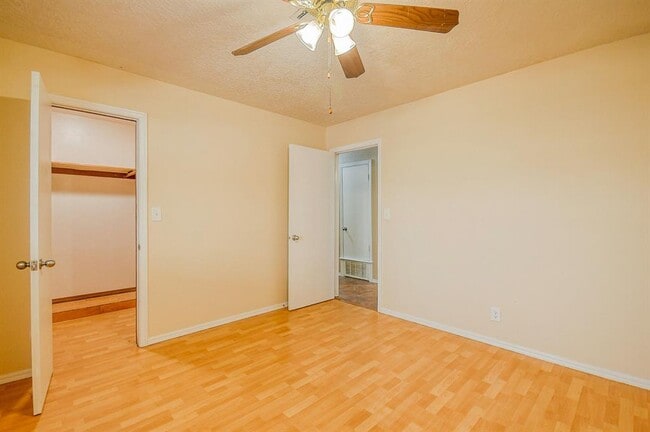 Building Photo - 1926 Cherokee Ln