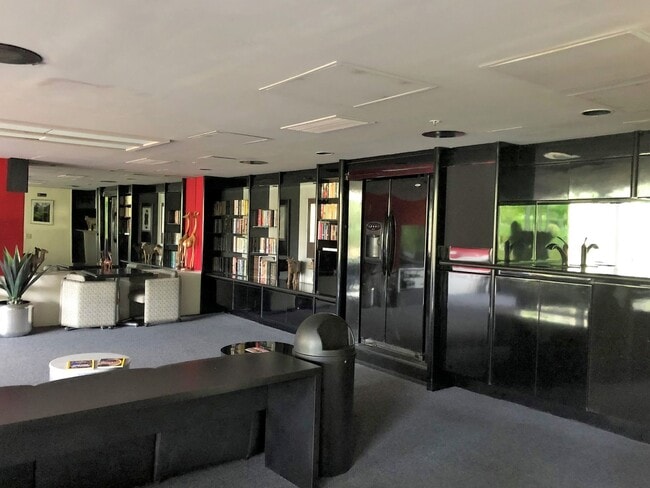 Building Photo - Furnished, Pet Friendly - Honolulu Park Pl...