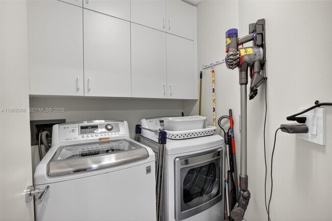 Building Photo - 2000 Island Blvd