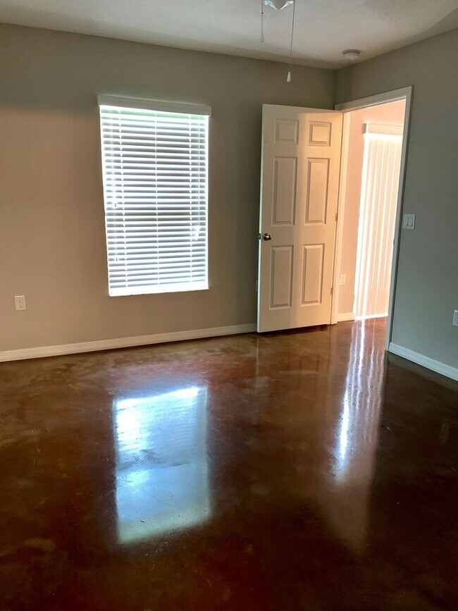 Building Photo - MOVE IN SPECIAL- 2/2 Duplex  in St. Cloud Close to Lakefront