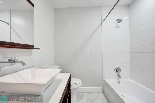 Building Photo - 802 SW 12th Ct