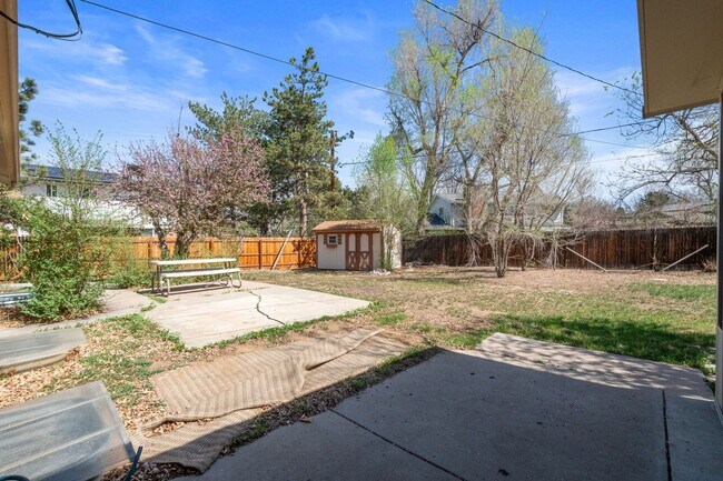 Building Photo - 4 bedroom / 2 bath / Beautifully Updated