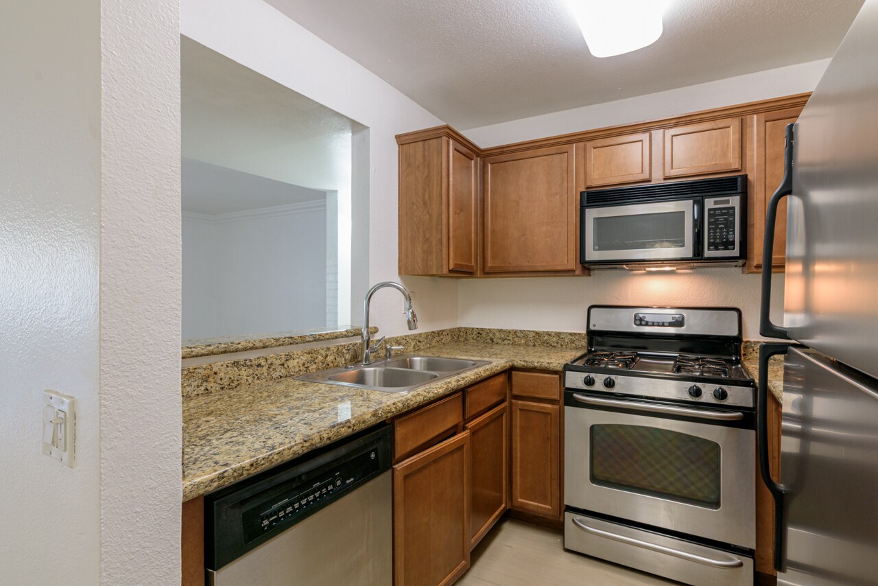 Building Photo - 355 N Maple St