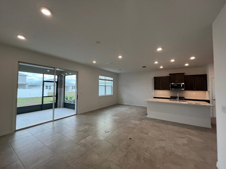 Building Photo - 5728 SW 71st Ct
