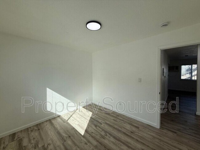 Building Photo - 911 E H St