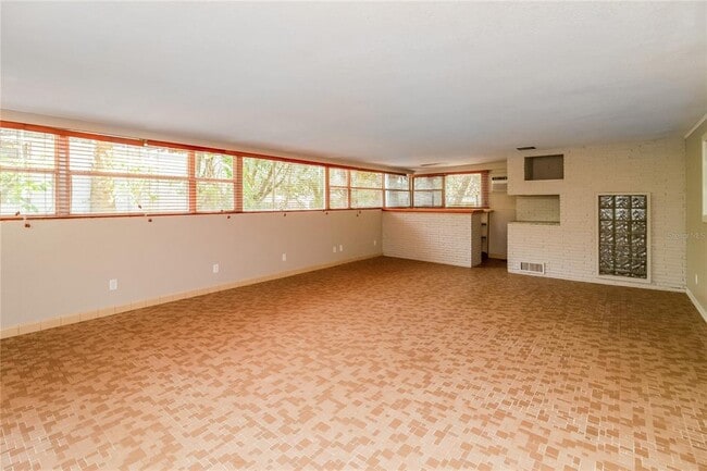 Building Photo - 1197 W Lakeview Cir