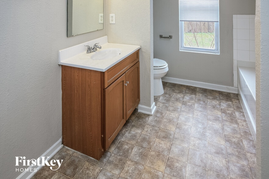 Building Photo - 1315 Shadetree Ln